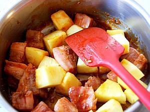 6. 豚肉にある程度火が通ったら、パイナップルを加えてさらに炒める。
