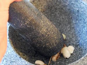 2. パクチーの根、ニンニク、粒胡椒はクロック（臼）で叩く。
☆クロックがない場合はすり鉢で代用