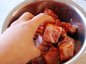 4. ボウルに豚肉、②、シーイウカオ、トマトケチャップ、シーズニングソース、砂糖を入れてよく混ぜ合わせ１時間程漬け込む。
