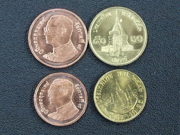 左が新硬貨。従来と同じデザインで、赤銅色になりました。タイバーツの補助単位「サタン」。1サタンは1/100バーツで市場には25サタンと50サタンの2種が流通しています。