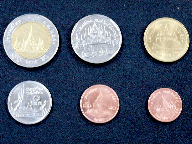 現在の硬貨は6種類、「10・５・２・１・.50・.25」バーツ。それぞれを並べてみました。
