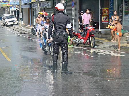 警察官も今日だけは、水も滴るいい男。