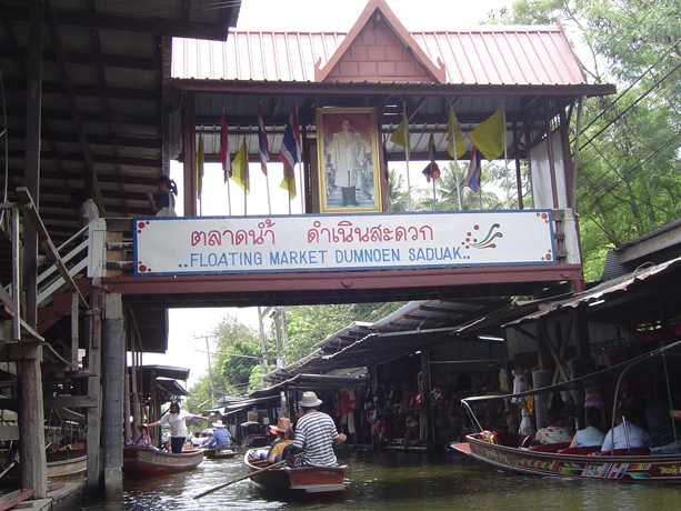 バンコク観光のお約束スポット「ダムヌンサドアク・フローティングマーケット」
