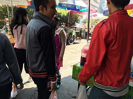 バンコクの街中でジャンパーを着るタイ人続出！