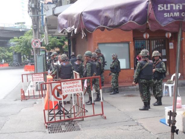つい先日まで軍と警察に周囲を囲まれていたタニヤの「酒の店」