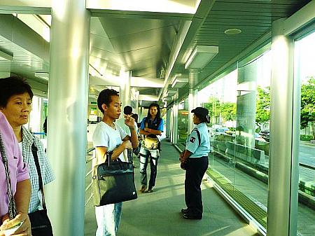 「サトーン」の乗り場では多くの人で混雑していましたが、「ラチャプルゥク」では[BRT]を待つ人が少ないため座席に座ることができそうです。