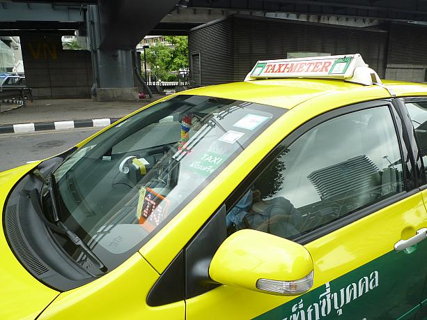 「タクシー」はタイ人にかかせない交通手段の一つですが、外国人にとってはさらにかかせない乗り物です!　そこで、知っておきたい便利なタクシー情報です!!