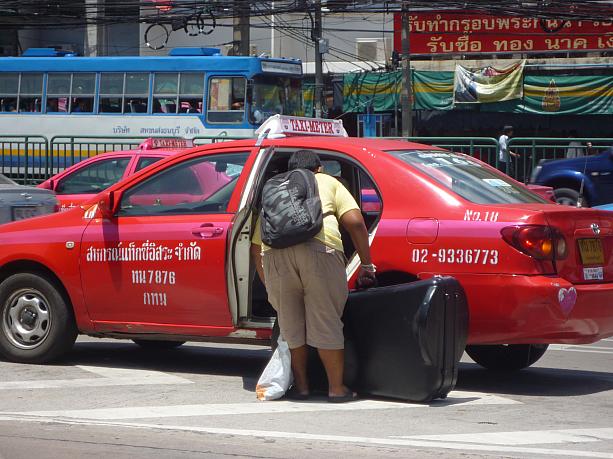外国人がよくトラブルに合うのがタクシーでの料金の問題です。タイ語がわからない外国人に割増の料金を提示するタクシードライバーが中にはいます。