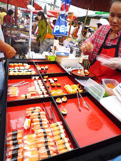 最近タイで人気の“お寿司”は一貫5Bath。お寿司を屋外でうるというタイならではの光景です。