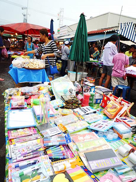タイの市場には食材だけでなく衣料品もうられています。市場はタイを知るうえでかかせないスポットの一つです!
