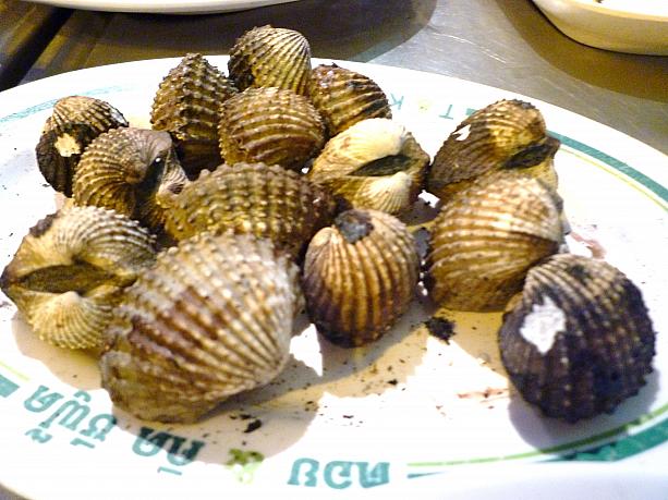 タイ人が大好きな貝。タイ特有の酸っぱいソースにつけて食べます。焼いたのと茹でたのがあるので好みをどうぞ!