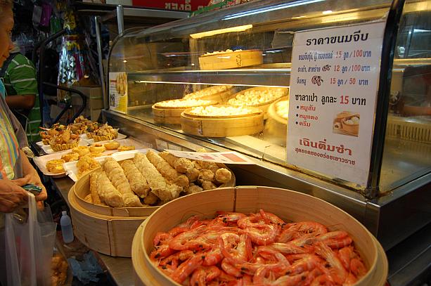 市場は見ているだけでも興味深くタイにする中華系タイ人の人々の生活も垣間見ることができます