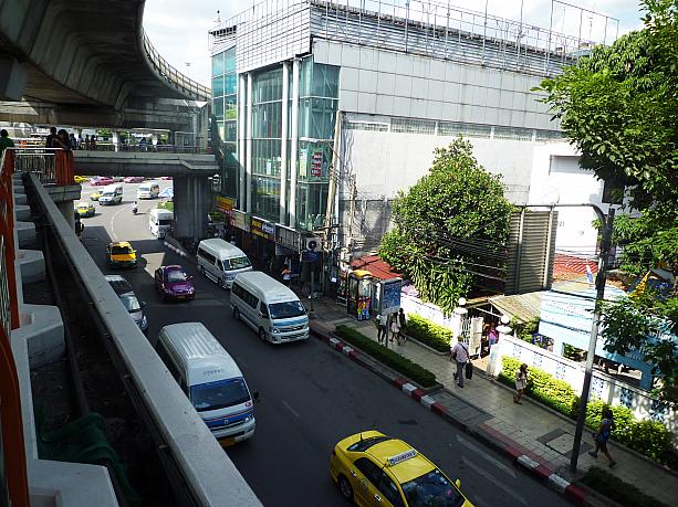 さらにバンコク以外の都市へもロトゥーで安くいくことができ、そのバス乗り場もビクトリーモニュメントにはたくさんあります！