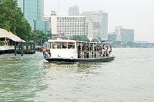 渡し舟もバンコクの重要な交通網