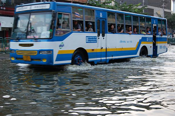 バスも水の中をゆっくり走っています