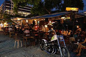 屋外型バーは常夏のバンコクにぴったりのスポット
