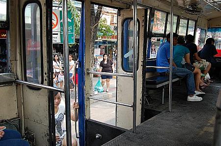 バスによってはバス停が近いためとドアを開けっ放しにしているバスもあるので気をつけてください。