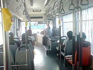エアコン付きのバス内はとても清潔で長時間の乗車も楽々
