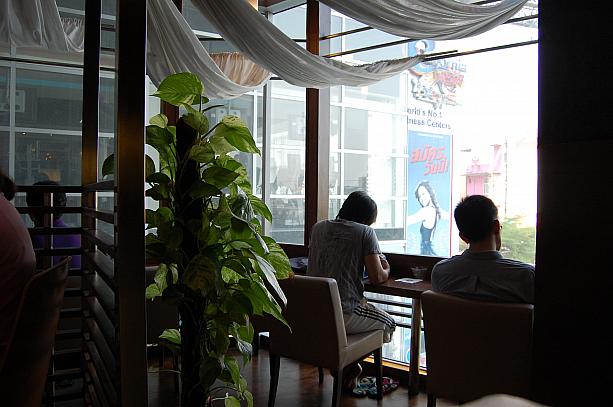 休憩にはぴったしの『カフェ』です！バンコクにはおしゃれな上に、メニューのバリエーション豊富なカフェがたくさんあります。