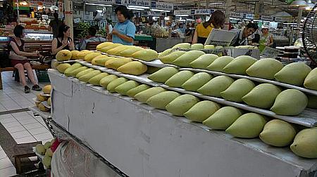 市場やスーパーに綺麗に並べられたマンゴー。どれも甘さ抜群です！