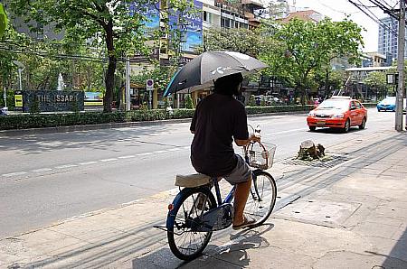 自転車に乗りながらの差すのは危ないですが、いつでも日陰に入れるので「日傘」は必須です。