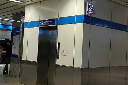 駅のホームにはエスカレーターもエレベーターもあります