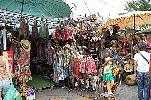 アジアン雑貨から衣服まで、タイ人にも旅行者にも愛される市場です