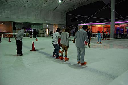 小さな子どもから大人まで多くの人が滑っているアイススケート