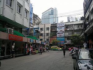 タニヤ通りに繋がるシーロム通りとスラウォン通り