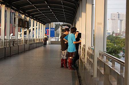 2011年の10月のバンコクは長靴を履いている人の姿が多く見られました