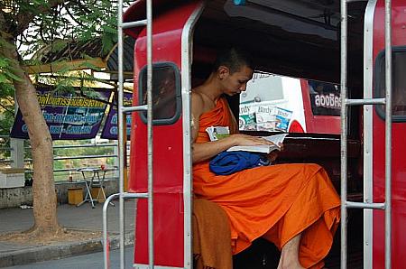 チェンマイ市内では「ソンテウ」と呼ばれる乗合い自動車が主流です