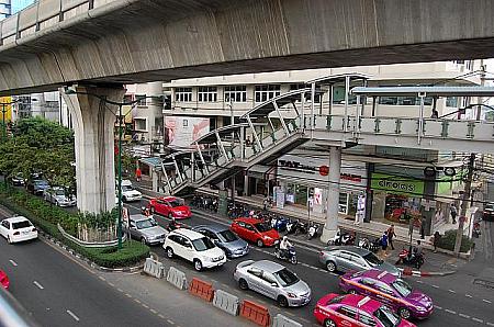 プロンポンはバンコクで有名なスクンビット通り沿いにあります
