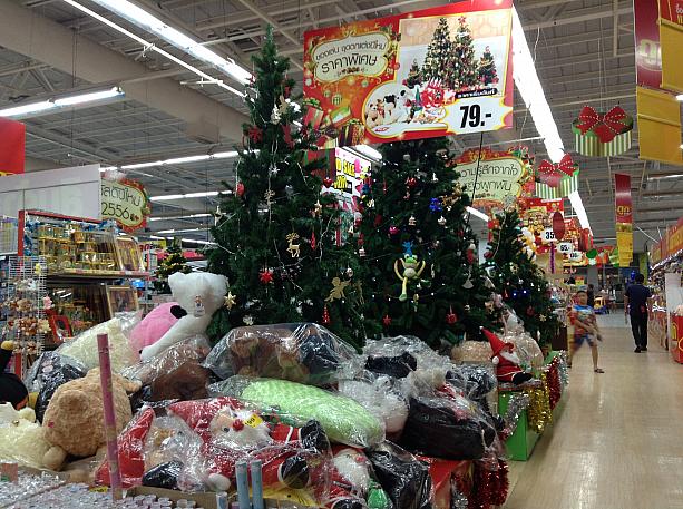 スーパーマーケットの中でもクリスマスコーナーを設けて、ツリーや装飾品が並んでいます。