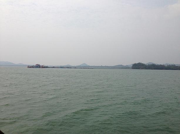 バンコクから車で南東に約５時間、さらに舟に乗り約1時間で到着したのが、タイで２番目に大きな島「チャーン島」です！