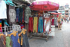 バンコク旅行の２日目以降なのか、タイらしい薄手のパンツを履いている人が多くいました。