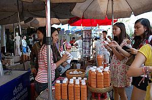 タイ土産を安く大量に買うことができる上、屋台などのグルメもたくさんあるチャトゥチャック市場。