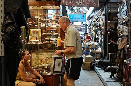 「チャトゥチャック市場」での買い物はバンコク旅行には欠かせません