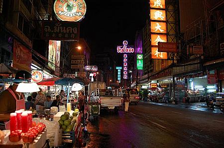 昼間は市場に屋台、夜は屋台が人気のバンコクの中華街「ヤワラート」。