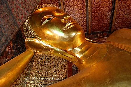 「ワットポー」の黄金に輝く寝釈迦仏は一見の価値あり