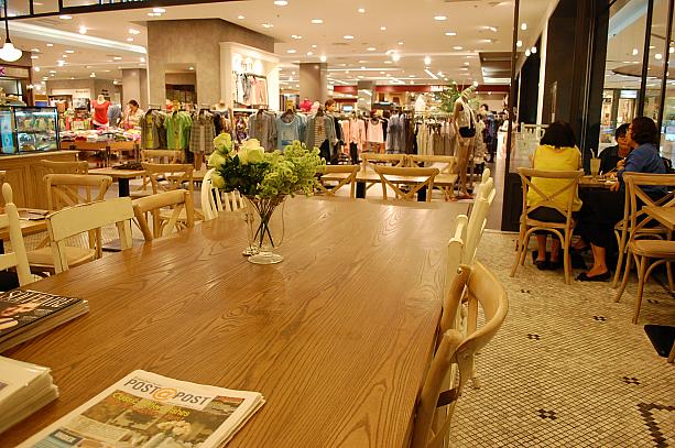 テーブルや椅子などの家具もオシャレでとっても人気のあるカフェです。