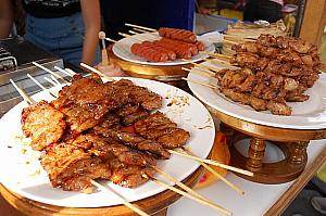 タイでは気軽に食べられる料理として人気の「ムーピン（豚の炭火焼）」はおすすめです。

