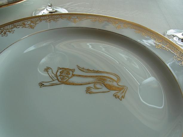お皿に描かれたこの動物、オリエンタルホテルの高級フレンチ「ル・ノルマンディ」のシンボルマークのライオンです