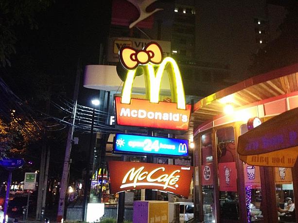 街を歩いていると、見慣れたマクドナルドの「M」の上に見覚えのあるリボンが！