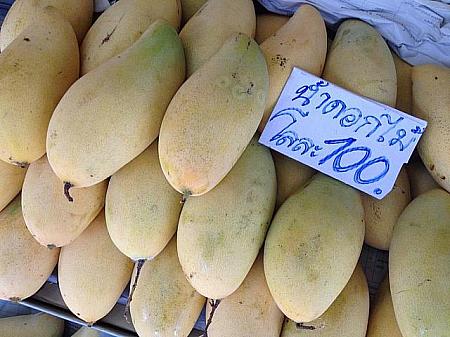 旬のマンゴーは値段も安く売られています。写真は、１キロ１００バーツ。マンゴー２個で３００円弱、といったところです。
