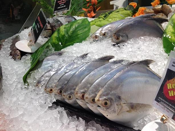 タイのとあるスーパーでは、魚がまるで海で泳いでいるかのような形で売られています。