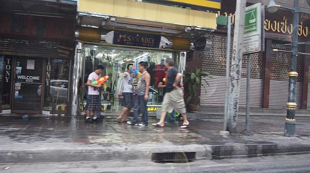 ナビは濡れたくないので撮影は車の中から。ソンクラーン中に街中を歩く人は、気を付けて下さいね！