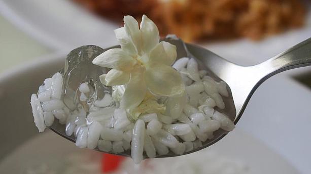 カオチェーは、氷を浮かべたジャスミンウォーターに、ぬめりを取った白米を浸した、タイの冷やし茶漬けのようなもの。