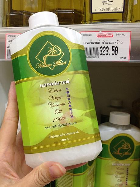 タイのスーパーでは、日本で人気のココナッツオイルが安く入手できます。こちらは、食用のエキストラバージン500mlが323.5バーツ（約1000円）。＊お店によって値段は異なります。