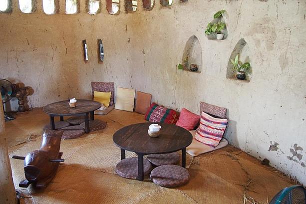 土でできた家を利用したカフェで、雰囲気バッチリです。
