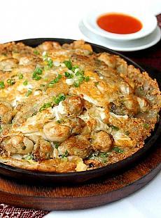「 ホイトート」牡蠣を、米粉でつくった生地に絡ませて揚げ焼きにしたもの。パリパリの生地と牡蠣のぷりぷりがたまりません！ 